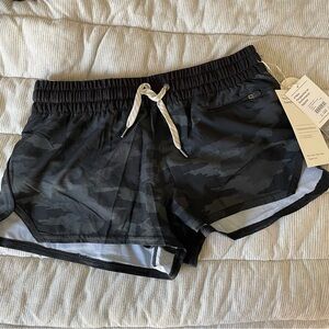 Vuori Clementine Shorts, Black Watercolor Camo - Size Small. NWT